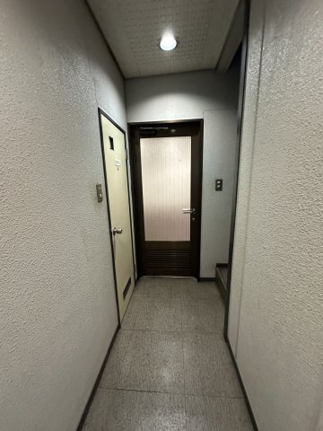 彼谷ビルの玄関