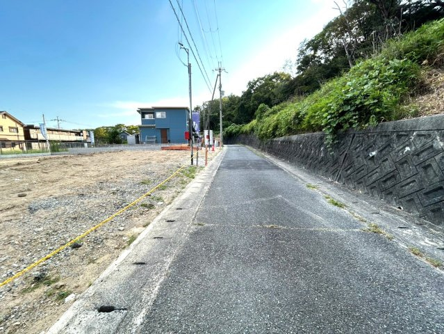 クレードルガーデン下滝野　第10　2号棟の前面道路含む現地写真
