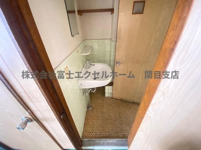 大和田店舗付き住宅の洗面所