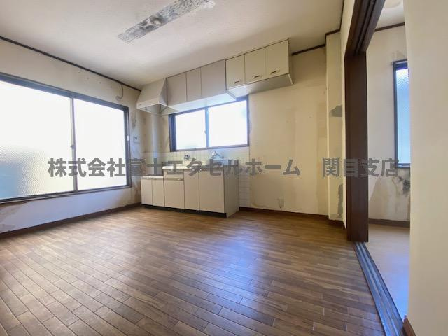 大和田店舗付き住宅の居間・リビング