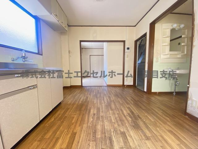 大和田店舗付き住宅の居間・リビング