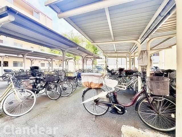 ダイアパレス綾瀬の駐輪場|ドキドキの新生活も、安心してスタート。ぴったりの住まいを見つけませんか？クランディアが一緒に住まい選びをサポートします‼　まずは、お気軽にお問合せください　＃クランディア