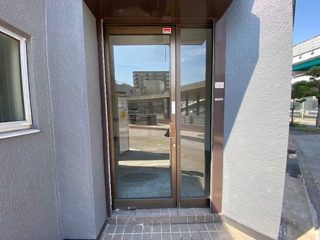 栄町ビルのエントランス