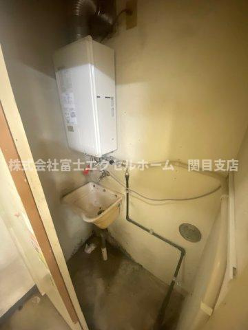 シャトー京橋1階路面店舗の洗面所