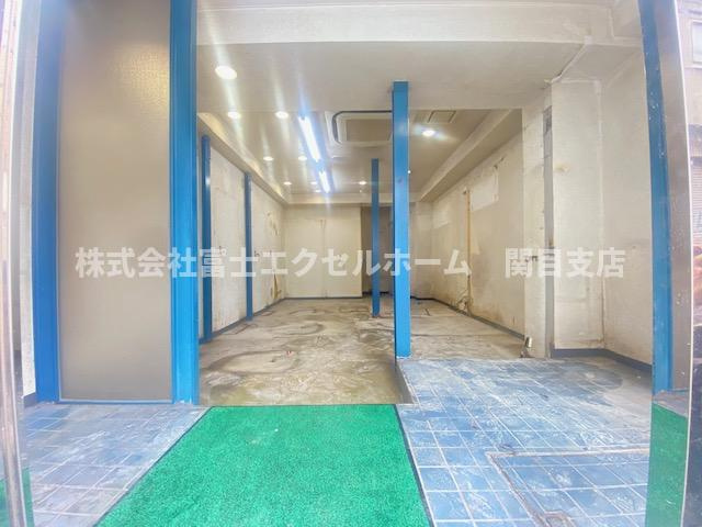 シャトー京橋1階路面店舗の内装