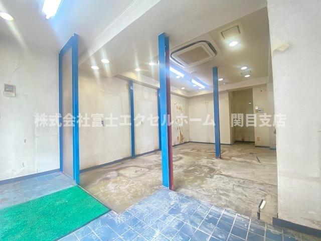 シャトー京橋1階路面店舗の内装