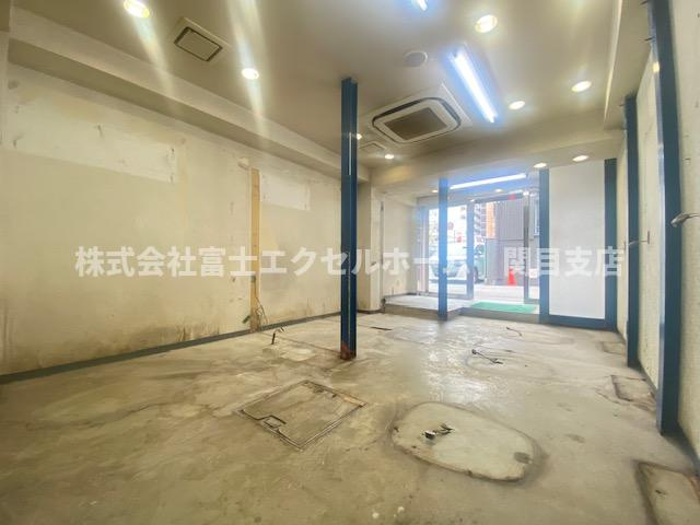 シャトー京橋1階路面店舗の内装