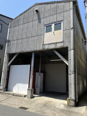 栗原工場の外観|手前の白い部分はオーナー使用
シャッター前に小型の車は止められます（現地確認してください）