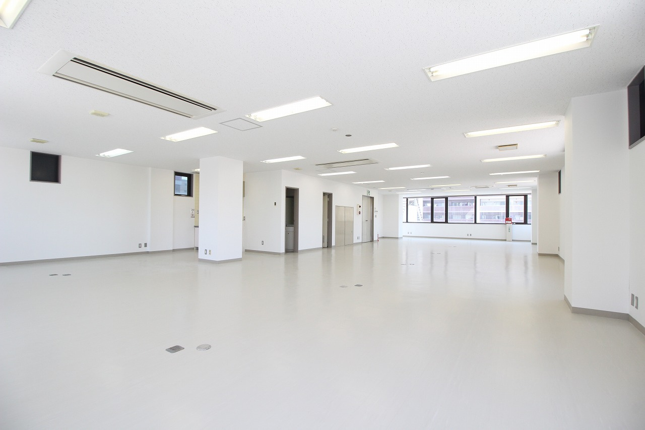 横田スクウエアービルのロビー|ゆとりのあるロビーです