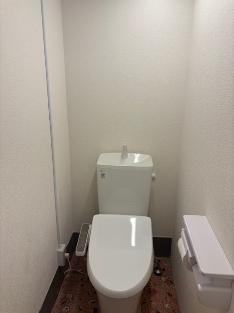 新所沢ビルのトイレ|落ち着いた色調のトイレです
