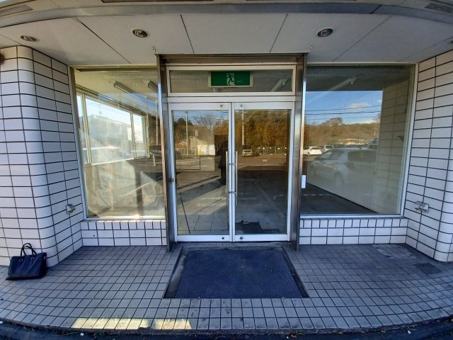 関根店舗1F南側のエントランス|ゆとりのあるエントランスです