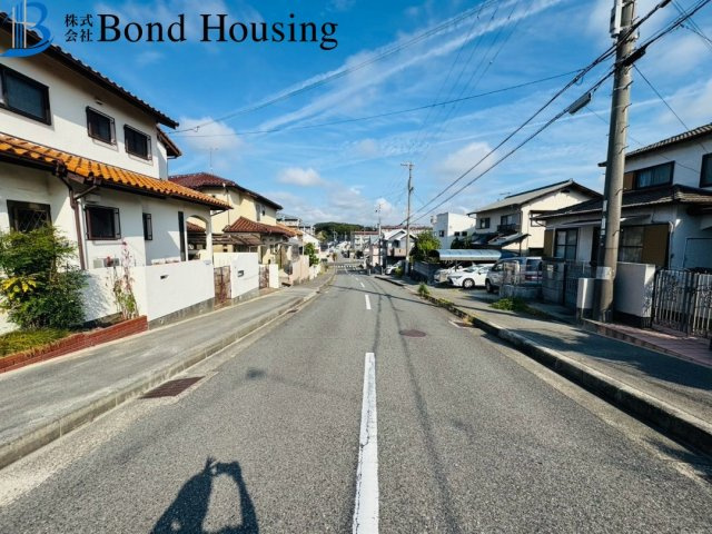 駐車並列3台可能　桃山台1丁目　新築限定1棟の前面道路含む現地写真