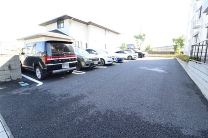 アンプルールの駐車場