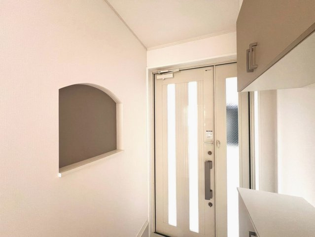 【玄関】 | 茅ヶ崎市松浪2丁目中古戸建 | アーチ型のニッチ、細部にもこだわりが感じられる住まい