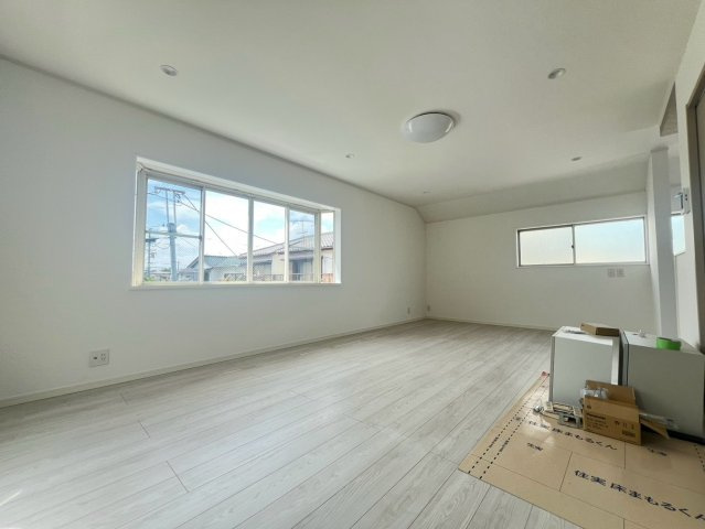 【洋室】 | 茅ヶ崎市松浪2丁目中古戸建 | 19.5帖の広いリビング