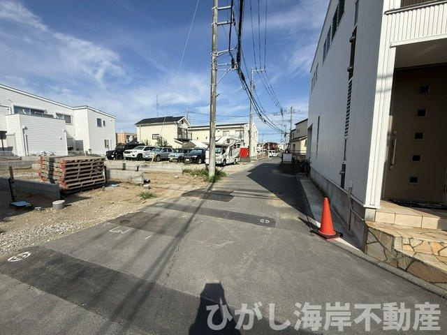 茅ヶ崎市中島　新築戸建　全3棟の前面道路含む現地写真|8月20日撮影　建築中　現地外観