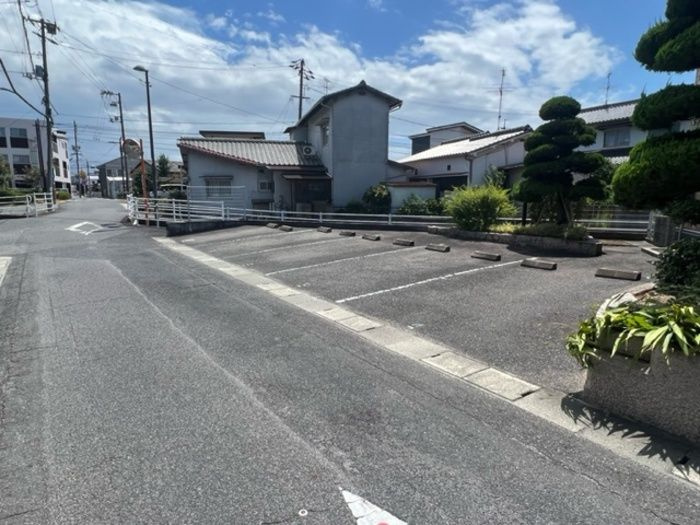 サンライズ北新保　B棟の駐車場