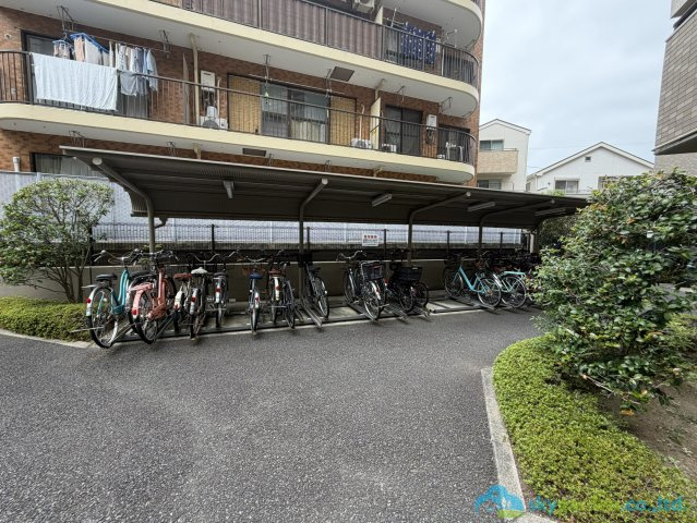 サーパス湘南代官町の駐車場