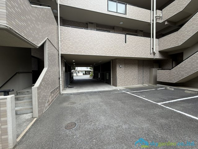 サーパス湘南代官町の駐車場