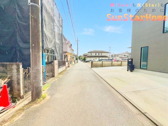 【サンスターホーム】福生市武蔵野台2丁目　オール電化新築戸建の前面道路含む現地写真