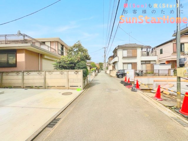 【サンスターホーム】福生市武蔵野台2丁目　オール電化新築戸建の前面道路含む現地写真