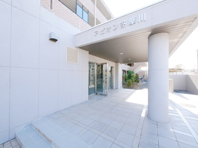 稲城市押立の賃貸マンションのエントランス