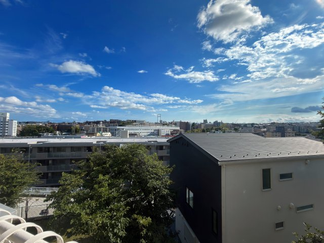【展望】 | ウインザーハイム宮前平第2 | ◆気持ちのいい空が見渡せる広いバルコニー。爽やかな風を感じて、心躍る素敵な暮らしがはじまります。通風・採光にも優れ、心地よい光と風があふれています♪