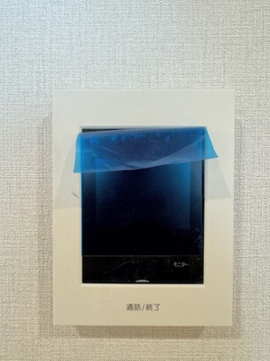 【防犯設備】 | ウインザーハイム宮前平第2 | ◆玄関に行かなくても来訪者が確認でき、ハンズフリーで会話をすることが出来ます。モニターを確認する事によって防犯効果も高まります。