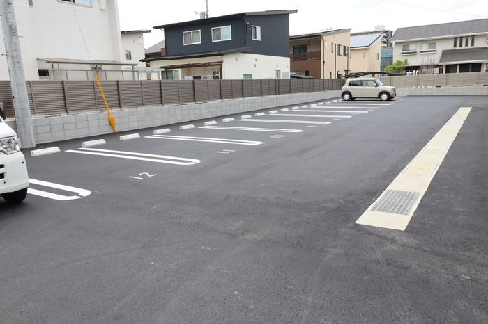 プレーヌの駐車場