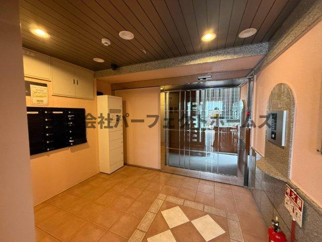 マンション花のエントランス|建物の内部です