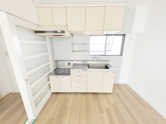 熊本市中央区島崎１丁目の賃貸マンションのキッチン|コンパクトなキッチンで掃除もラクラク