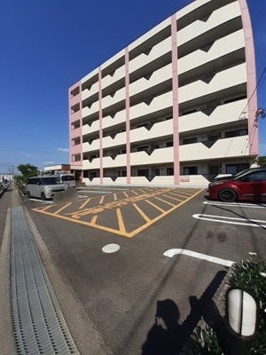 【駐車場】 | アウローラ | 駐車場があるので、車を買う予定の方も安心です