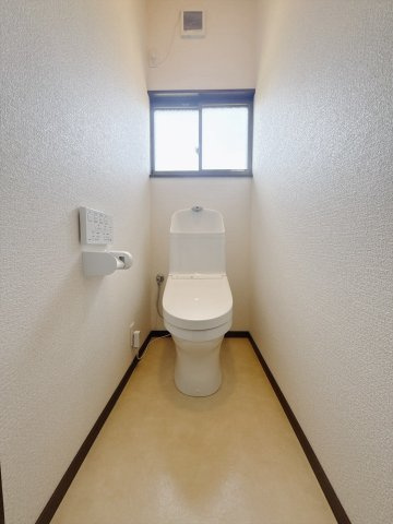 【中古戸建】太田市大久保町のトイレ|■トイレ｜白を基調とした清潔感溢れるトイレになっています。トイレには窓がついていますので常に換気をすることができ清潔を保てます。