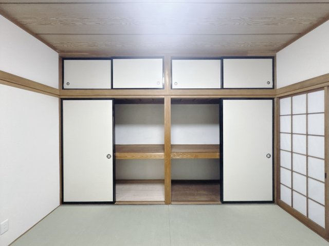 【中古戸建】太田市大久保町の和室|■和室｜季節物がたくさん収納できる押し入れは衣替えや模様替えで大活躍！