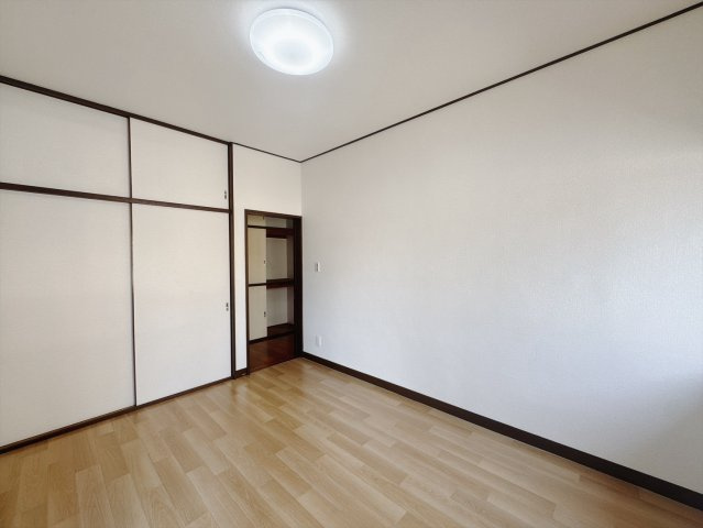 【中古戸建】太田市大久保町の洋室|■洋室｜木目調のフローリングは、ほっと心和む空間。様々な種類のインテリアグリーンを取り入れれば緑あふれる明るい空間にもなります。