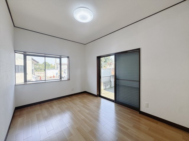 【中古戸建】太田市大久保町の洋室|■洋室｜ナチュラルカラーの床です。模様替えなどとても楽しく工夫できます♪陽当たり、風通しもとても良いので毎日快適な生活スタートです！
