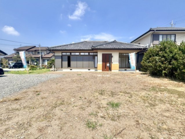 【中古戸建】太田市大久保町の外観|■外観｜住宅街の中でも圧迫感が少なく、のびのびとした暮らしが叶う立地となっています♪