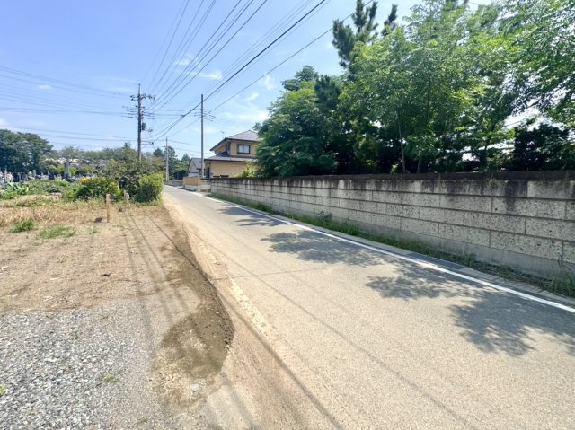【中古戸建】太田市大久保町の前面道路含む現地写真|■外観｜周囲の見渡しが良く、車の出入りの際も安全確認がしやすいため、小さなお子様がいるご家庭でも安心です♪