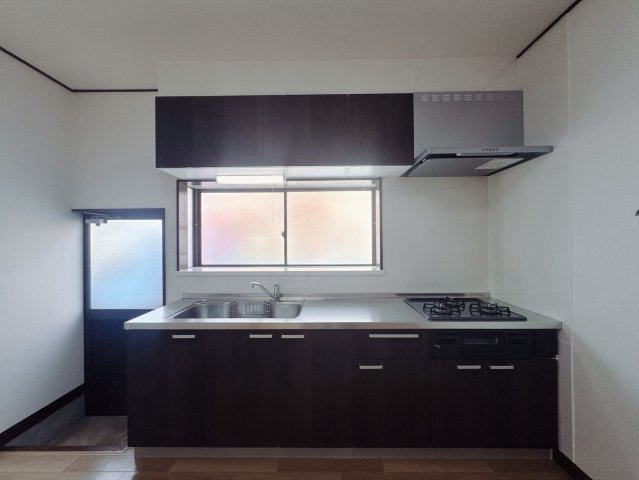 【中古戸建】太田市大久保町のキッチン|■キッチン｜ワークトップ下には、圧力鍋やパスタ鍋などのかさばる調理器具もラクラク収納可能なスライド収納！ものが溢れがちなキッチン回りもスッキリきれいに管理ができます♪