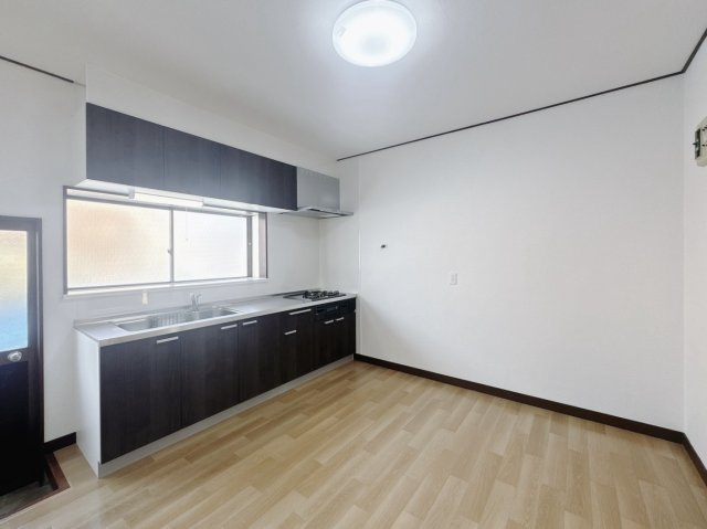 【中古戸建】太田市大久保町のキッチン|■キッチン｜お料理時の油の臭いや煙などが隣接するお部屋に充満しにくい造りとなっており、急な来客時にも生活感を見せずに過ごせます♪