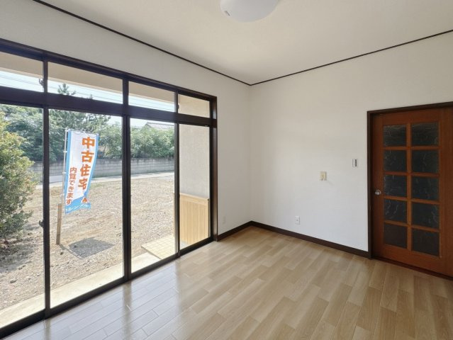 【中古戸建】太田市大久保町の居間・リビング|■洋室｜大きい窓からあたたかいたっぷりの光が入ります♪開放的な空間で毎日をもっと快適に(*＾＾*)
