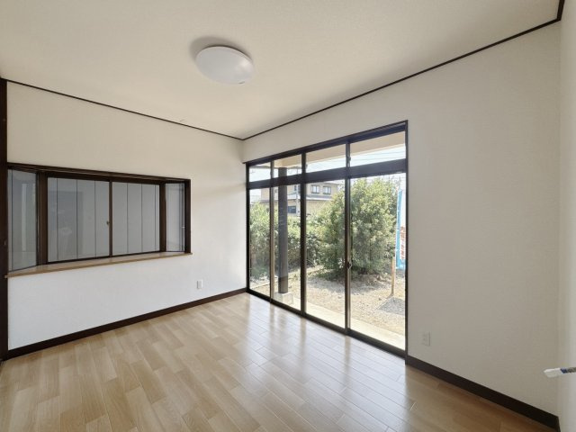 【中古戸建】太田市大久保町の洋室|■洋室｜シンプルな色味のためインテリアや小物で自由にアクセントを加えやすいのが魅力であり、日常の空間をオシャレに見せてくれます。