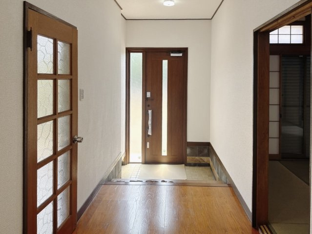 【中古戸建】太田市大久保町の玄関|■玄関｜太陽の光をたっぷり採り込む南玄関☆シューズボックスを設置できるスペースがございます♪
