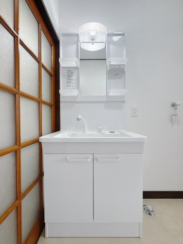 【中古戸建】太田市大久保町の独立洗面台|■洗面室｜大きな鏡と使いやすさがいっぱいの洗面化粧台。お手入れ簡単でいつもキレイに(*^^*)