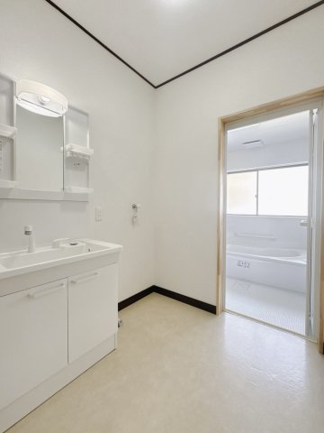 【中古戸建】太田市大久保町の独立洗面台|■洗面室｜洗濯機を置いてもゆとりある広さの洗面脱衣室です♪冬はストーブ、夏にはサーキュレーターを置き、快適に過ごすことができます♪