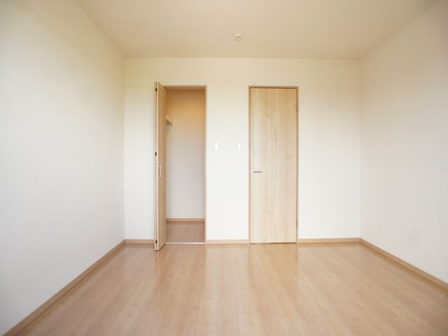 【寝室】 | コンフォートヴィラ | お部屋が広く使える充実収納付きです♪