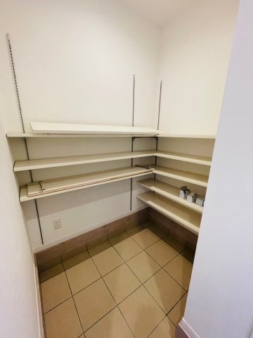 西新屋敷太夫町|【施工例】シューズクロークがあると、ご家族の靴など片付き玄関まわりのお掃除ラクラク！スッキリした玄関でさわやかにご家族の送り迎え。