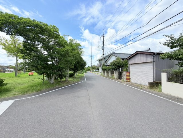 潮来市日の出中古戸建の前面道路含む現地写真