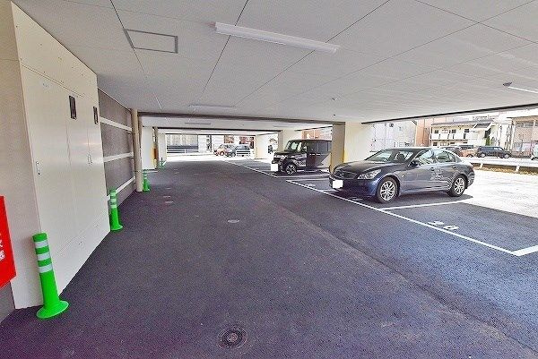 ウイングス三郎丸の駐車場