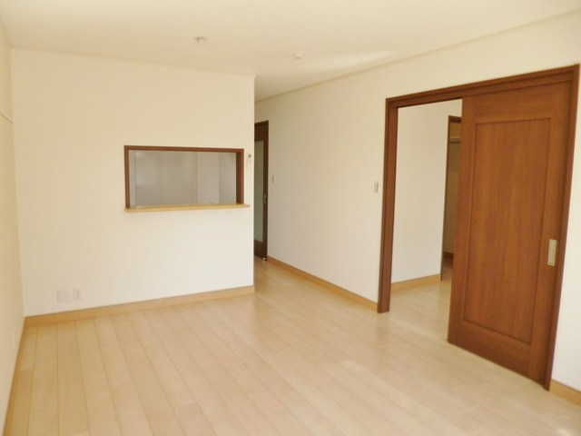 【居間・リビング】 | カトレア | 南西向きリビングダイニングキッチン12.9帖☆女性に人気なカウンターキッチンです！椅子とテーブルを囲んで家族団欒の時間を過ごせます♪